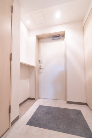 玄関　内見予約受付中、お気軽にお問い合わせください。