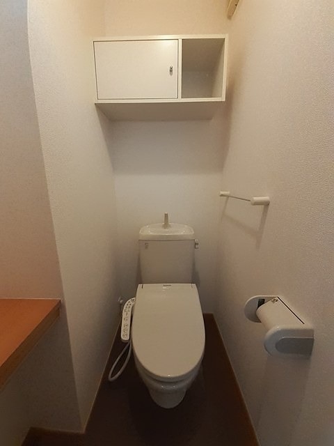 トイレ　温水洗浄便座です。