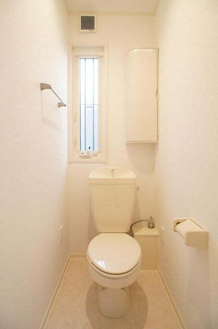 トイレ　白を基調とした空間で清潔感のあるトイレです♪小窓付で換気もば