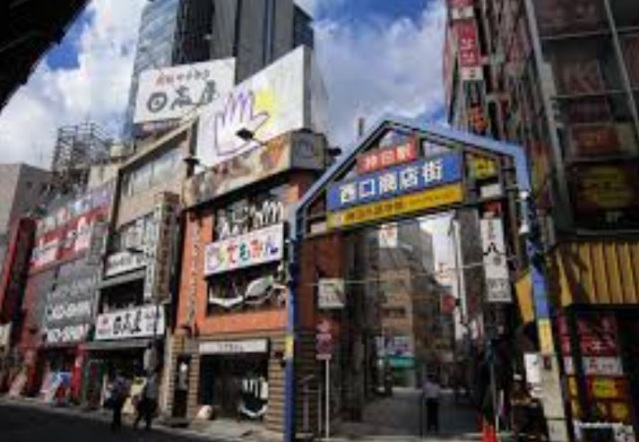 コンビニ　ファミリーマート神田鍛冶町三丁目店（コンビニ）まで131m