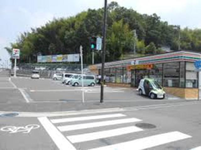 コンビニ　セブンイレブン三日市町駅前店（コンビニ）まで988m