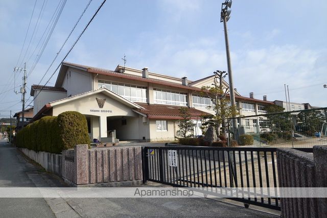 小学校　吉川小学校（小学校）まで9999m