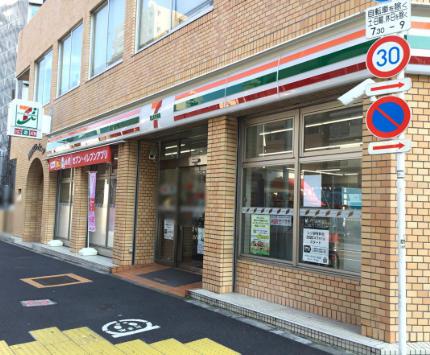 コンビニ　セブンイレブン新宿曙橋駅西店（コンビニ）まで213m