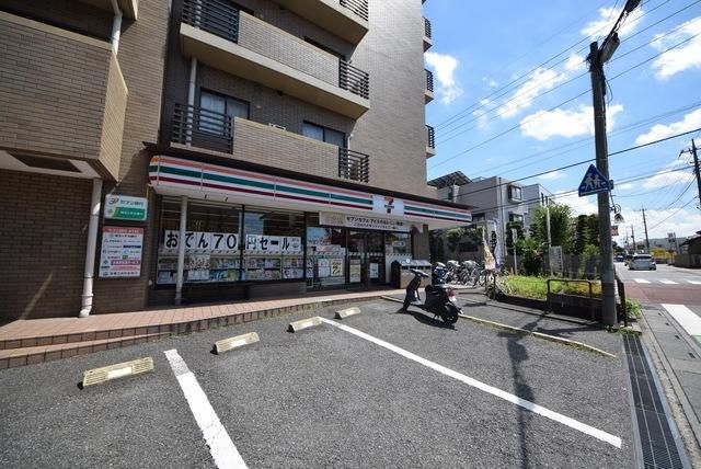 コンビニ　セブンイレブン日進駅西店（コンビニ）まで585m