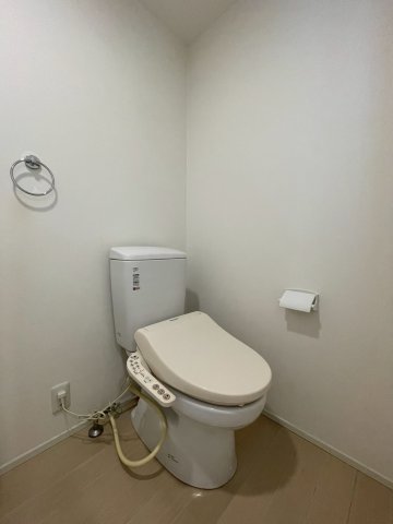 トイレ　落ち着いた色調のトイレです