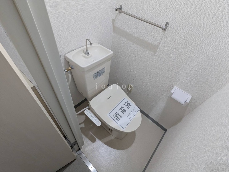 トイレ　窮屈感がなくリラックスのできるトイレです。