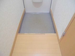 地下鉄東西線 大谷地駅 3階建 築19年の玄関写真