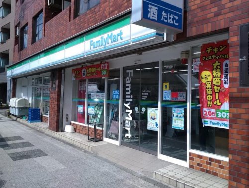 コンビニ　ファミリーマート 横浜楠町店（コンビニ）まで1091m