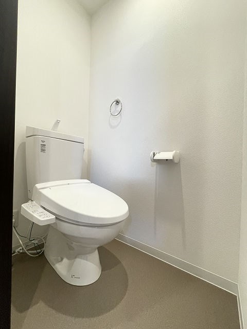 トイレ　落ち着いた色調のトイレです