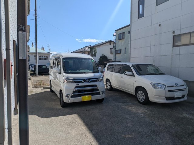 駐車場　敷地内駐車場（空あり）になります。