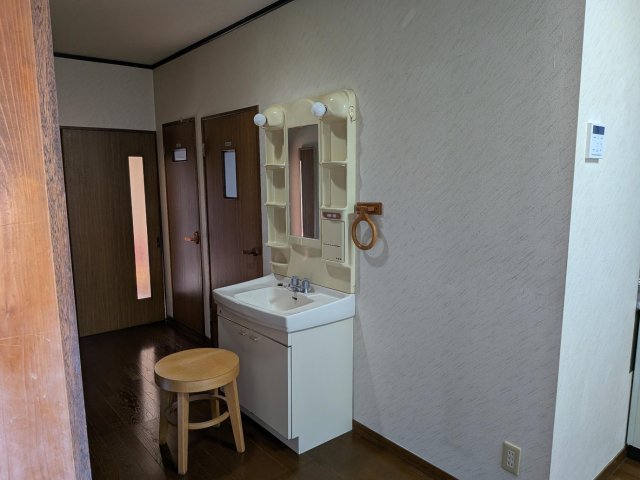 洗面設備　独立洗面台です。木製丸椅子は不要の場合は撤去します。