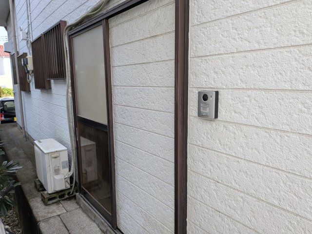 玄関　建物左側が玄関で、モニター付インターフォン設置しました。