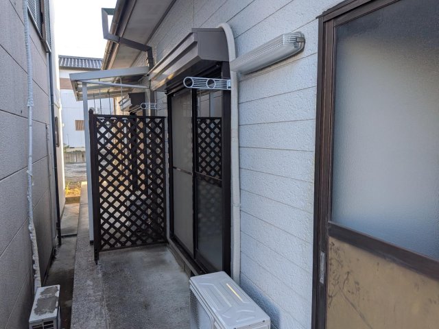 バルコニー　物干し掛け金具を設置しました。