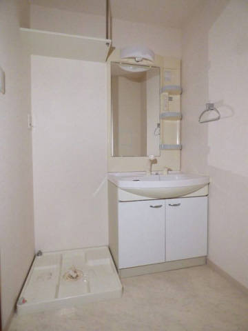 洗面設備　この写真は同マンションの別のお部屋のものです