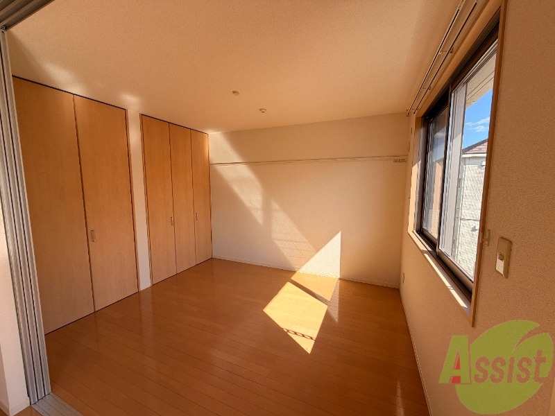 その他部屋・スペース　ベランダ側の洋室です。南向きで温かい日差しが差し込みます。
