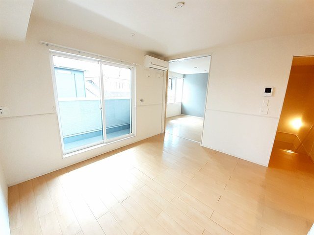 エヴァーグリーン納富分IIの居間写真