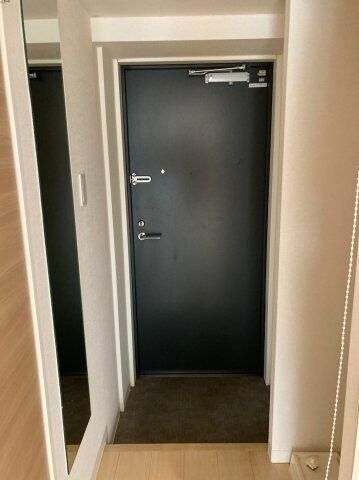 玄関　※反転タイプのお部屋の写真を使用しています。