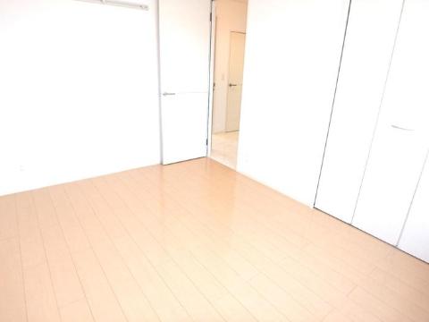 ＪＲ高徳線 板野駅 バス乗車時間：5分 最寄りバス停で下車 徒歩9分 3階建 築19年の居間写真