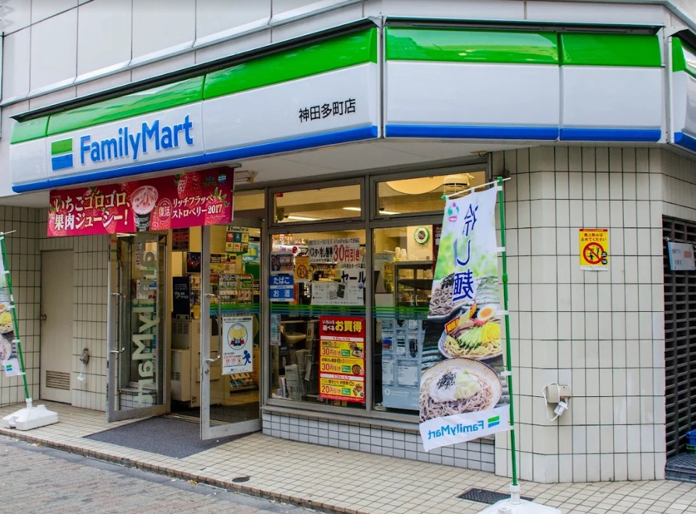 コンビニ　ファミリーマート神田多町店（コンビニ）まで168m
