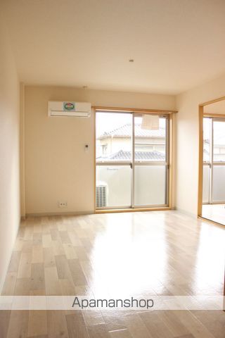 フォブール十三軒屋の居間写真