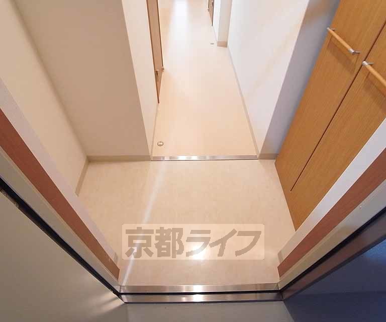 玄関　玄関ドアを開けるとこんな感じ。