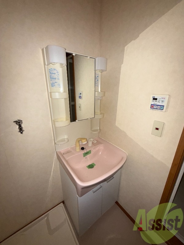 洗面設備　洗面台の写真です。朝の準備が捗りますね。