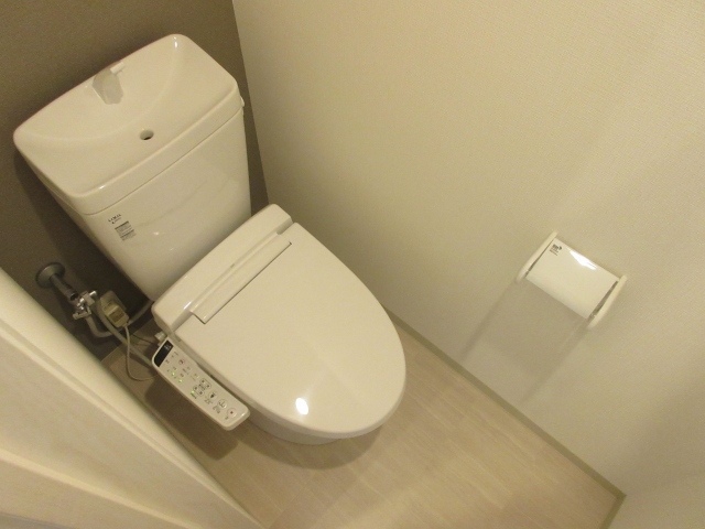ＪＲ関西本線 柏原駅 徒歩5分 3階建 築11年のトイレ写真