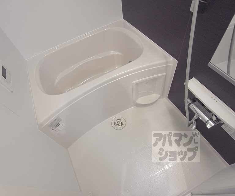 バス・シャワールーム　ゆったり浸かれるバスルーム。