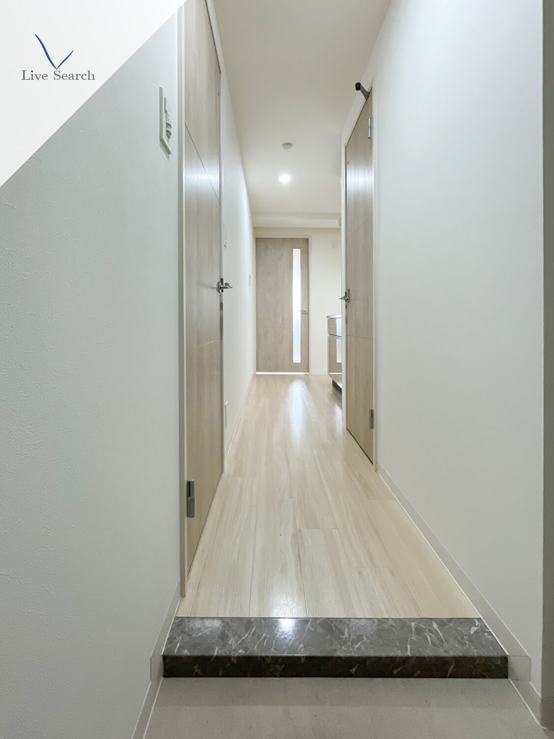 玄関　※写真は同じマンションの違う部屋のものになります。