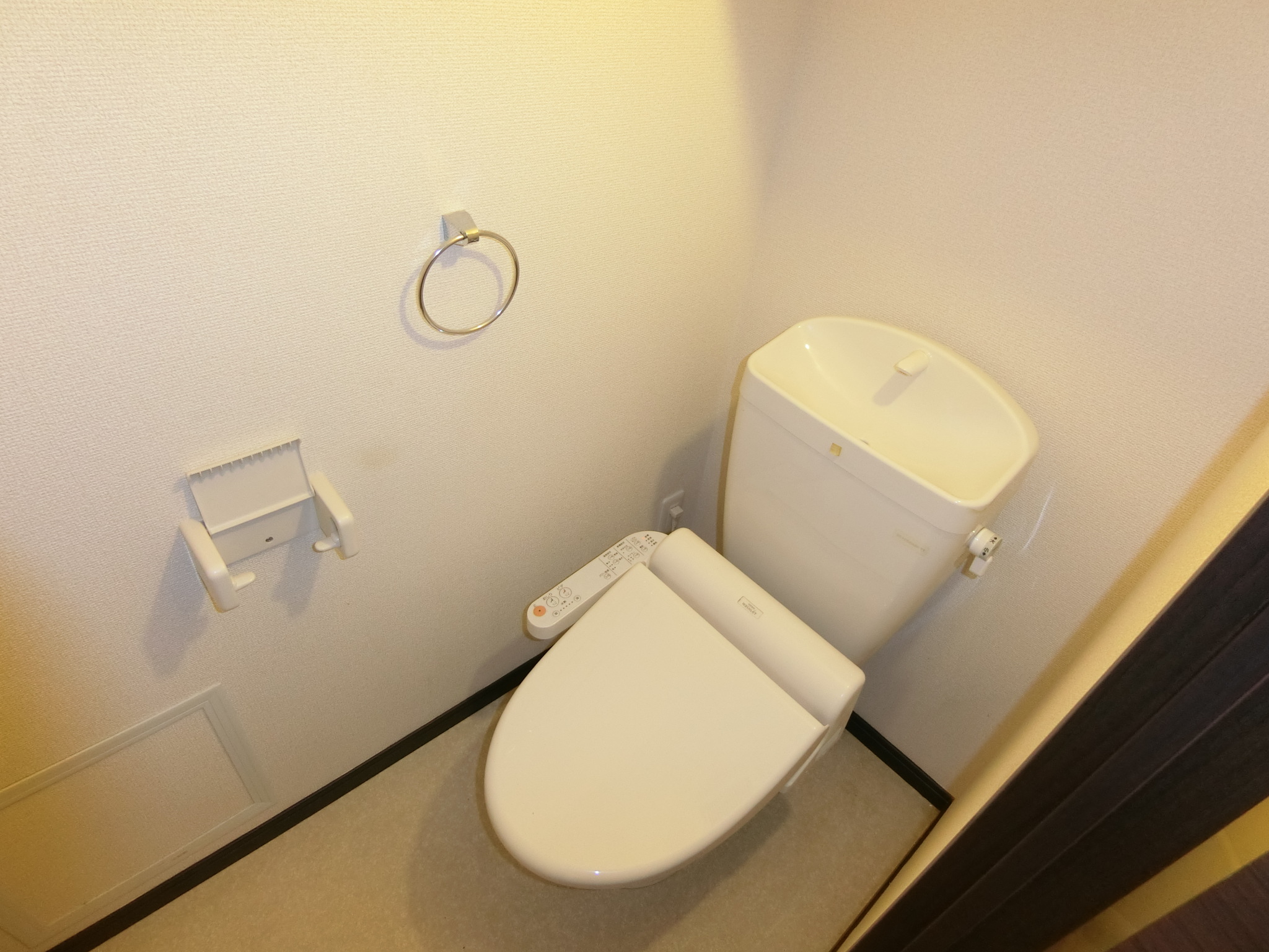 トイレ　温水洗浄便座付きトイレです☆