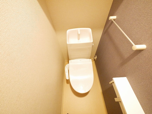 トイレ　落ち着いた色調のトイレです