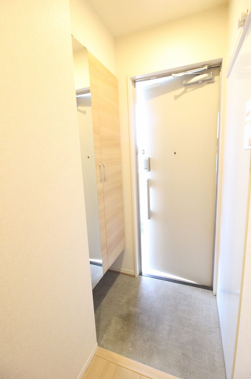 玄関　同物件、別タイプの部屋の写真です