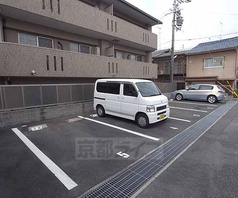 【京都市右京区嵯峨苅分町のマンションの駐車場】