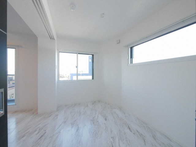 その他部屋・スペース　ベッドルームは落ち着いた配色でよく眠れそう♪