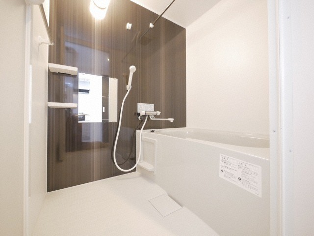 バス・シャワールーム　アクセントパネルがおしゃれなバスルーム♪