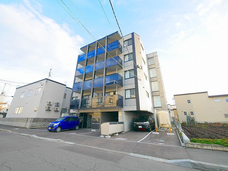 建物外観　JRも地下鉄も利用でき、コンビニなども近くて便利♪