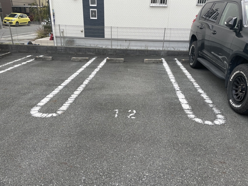 【小野市大島町のアパートの駐車場】