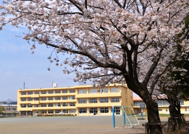 【海老名市社家のアパートの小学校】