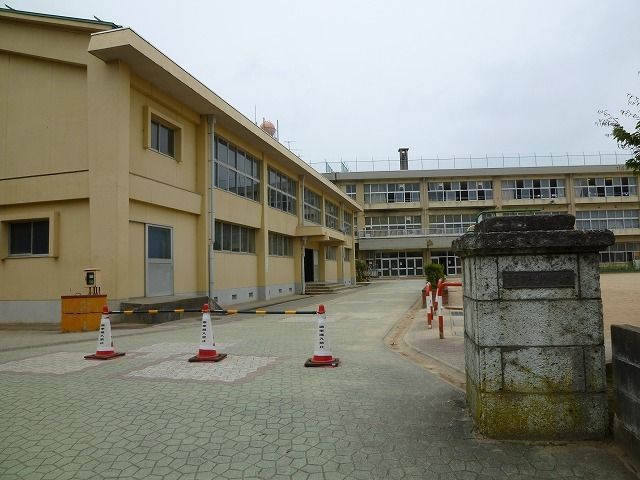 【ソレイユ高岡Iの小学校】