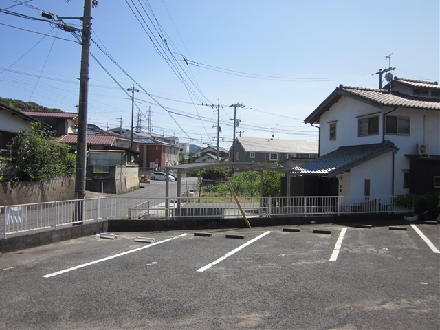 【玉野市迫間のアパートの駐車場】