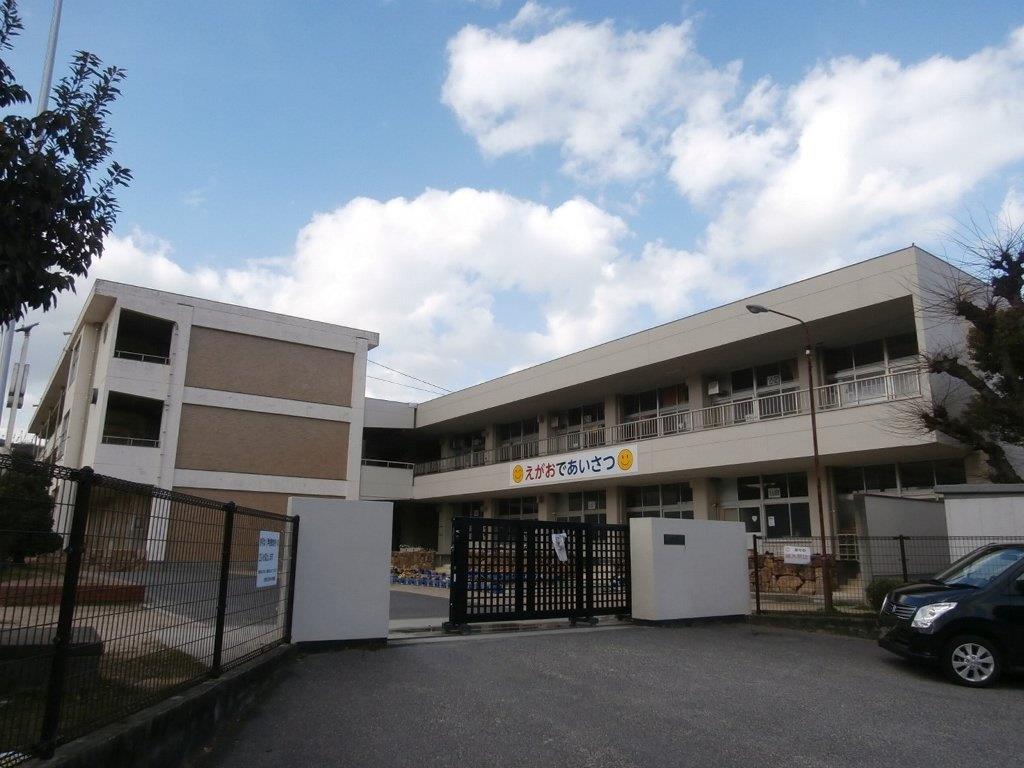 【玉野市迫間のアパートの小学校】