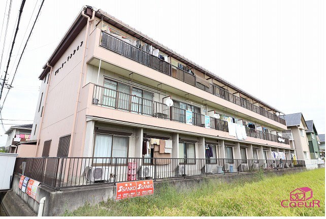 磯城郡三宅町大字石見のマンションの建物外観