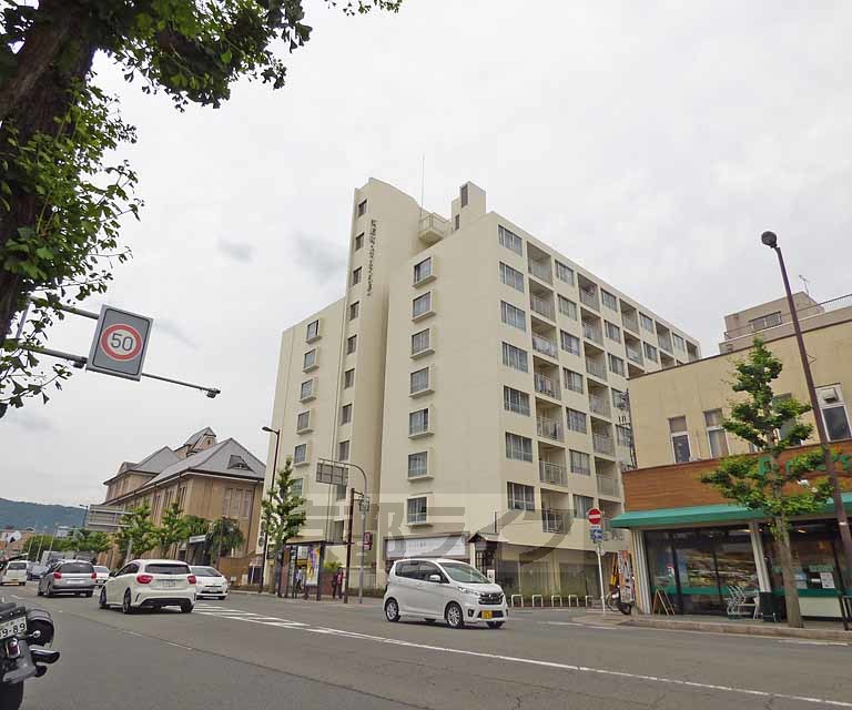 【日興河原町スカイマンションの建物外観】