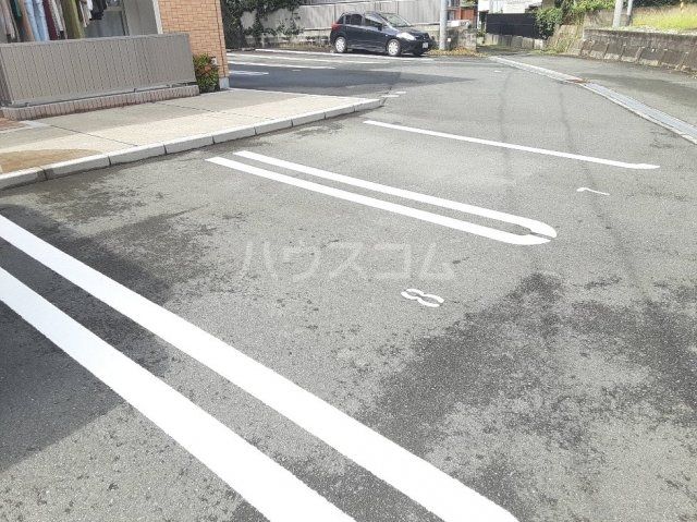 【湖西市鷲津のアパートの駐車場】