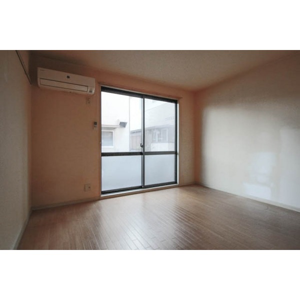 居室・リビング　同じ建物の別なお部屋