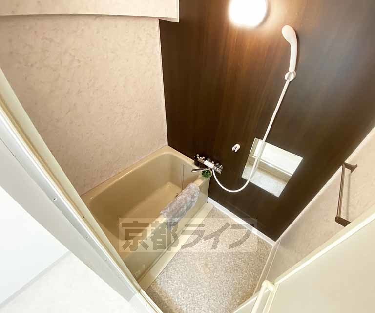 バス・シャワールーム　標準的な浴室です。