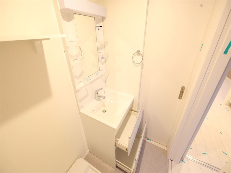 洗面設備　脱衣所　独立洗面台（シャンプードレッサー付）収納スペース有