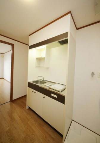 キッチン　別部屋同一間取りのお写真となります。