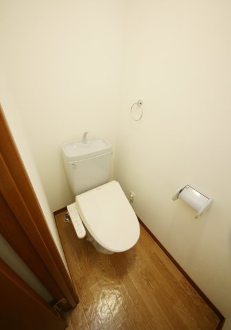 トイレ　別部屋同一間取りのお写真となります。