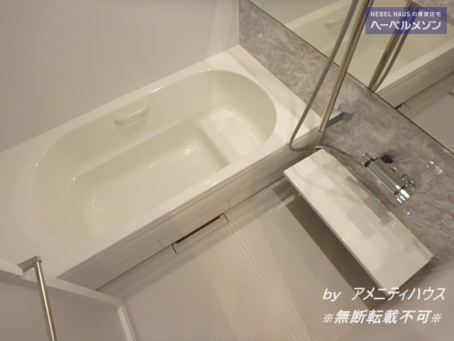 バス・シャワールーム　●ゆったり一坪タイプのバスルーム。